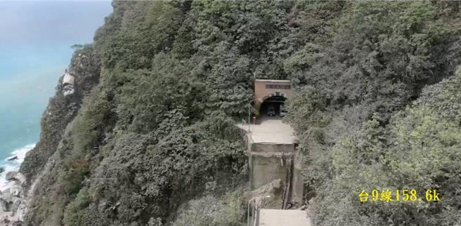 苏花路廊大清水隧道北口的下清水桥断裂，空拍画面相当惊悚。（公路局提供／蔡亚桦台北传真）