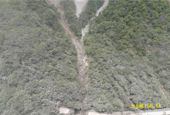 苏花路廊大清水隧道北口的下清水桥断裂，空拍画面相当惊悚。（公路局提供／蔡亚桦台北传真）