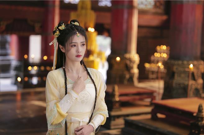 白鹿为主演仙侠大戏《长月烬明》，瘦到42公斤「成仙」。（中天娱乐台提供）