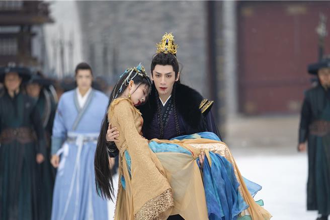 罗云熙、白鹿《长月烬明》成「吐血cp」。（中天娱乐台提供）