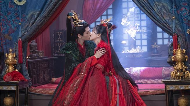 白鹿（右）《长月烬明》洞房花烛夜狠心弒夫。（中天娱乐台提供）