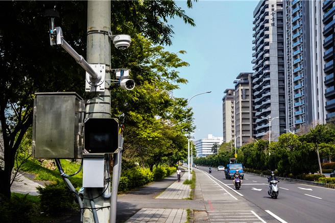新竹縣環保局在竹北市興隆路一段等3處設置固定式聲音照相，4月1日已正式上路執法。（羅浚濱攝）