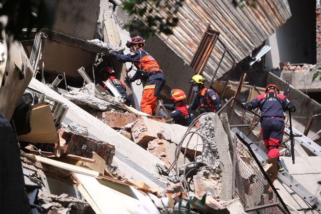 7.2强震北市震度逾4级 医院收治131人、三总停电急诊暂停。图为中和区连城路一处仓库倒塌，厂房5楼建筑物后半部倒塌，1~5楼后半部面积长30、宽20公尺，初期救出3人，尚有1人待救。（示意图／杜宜谙摄）