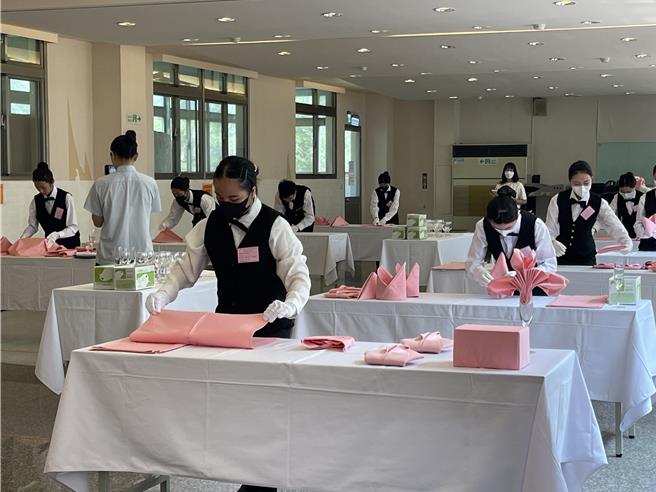 桃园市国中技艺竞赛登场，餐饮服务职群共78位选手齐聚一堂，争夺达人宝座。（教育局提供／蔡明亘桃园传真）