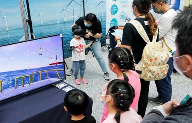 離岸風電VR體驗教具透過虛擬實境，學習風機的原理、瞭解風機內部構造。（圖／海洋委員會）