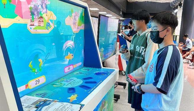 捕碳高手教具讓民眾扮演海洋生物角色捕碳與儲碳，喚起民眾減碳及愛護海洋的意識。（圖／海洋委員會）