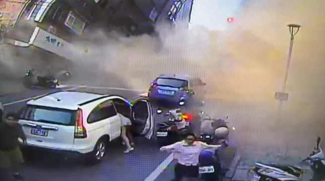 原正于马路上等待红绿灯的驾驶、骑士纷纷弃车逃命，也有受惊民眾从屋内逃出，情景十分骇人。（图 / 罗亦晽翻摄）