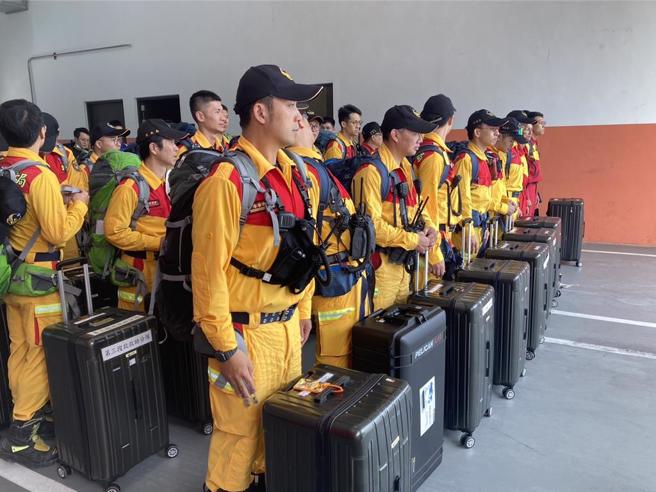 花莲今天早上7时58分发生芮氏规模7.2地震，桃园市消防局动员特搜大队30名、义消特搜大队5名、随队医护人员（部桃医院）4名与土木技师1名，总计15车40名、搜救犬2只，并携带搜救装备器材，由副大队长陈胤蒝率队挺进花莲灾区救援。（消防提供）