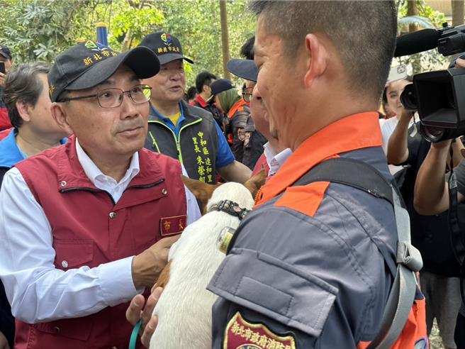 全台大地震，新北市中和區一間廠房應聲倒塌，造成4人受傷，其中一名楊姓民眾受困近1小時被救出。新北市長侯友宜今（3）日緊急前往視察，向救災人員握手致意，並表示經過結構技師評估，房屋應該是會拆除。（柯毓庭攝）