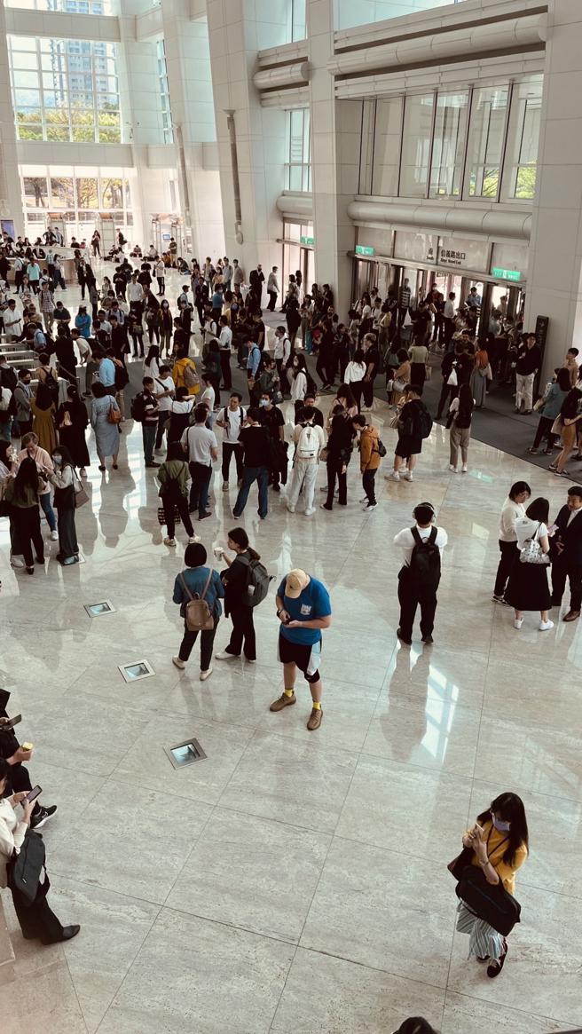 今（3日）上午强震因素，台北101办公大楼电梯直到11点多才恢復，近千名员工受困1楼。（读者提供）