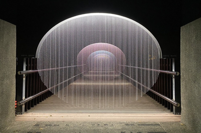 月津港燈節不僅成為當地重要的觀光資源，更是培植新銳藝術家的舞台，圖為新媒體藝術家謝佑承現場作品《WindDots》。（圖/臺南市政府文化局提供）