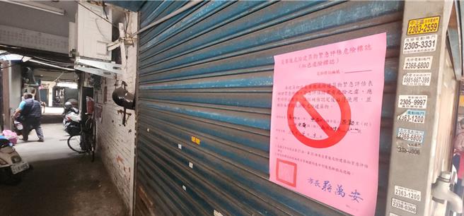 台北市万华区南机场整宅3日歷经强震后，出现楼梯断裂、墙壁破损、钢筋外露的情况，更有部分住宅出现家门无法开启的情况，建管处也于建筑外张贴「危楼」红单，并疏散当地居民。（黄敬文摄）