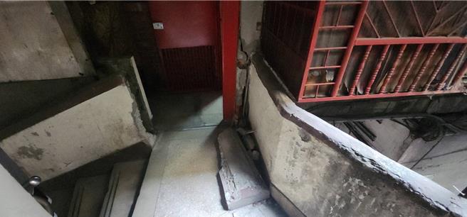 台北市万华区南机场整宅3日歷经强震后，出现楼梯断裂、墙壁破损、钢筋外露的情况，更有部分住宅出现家门无法开启的情况，建管处也于建筑外张贴「危楼」红单，并疏散当地居民。（黄敬文摄）