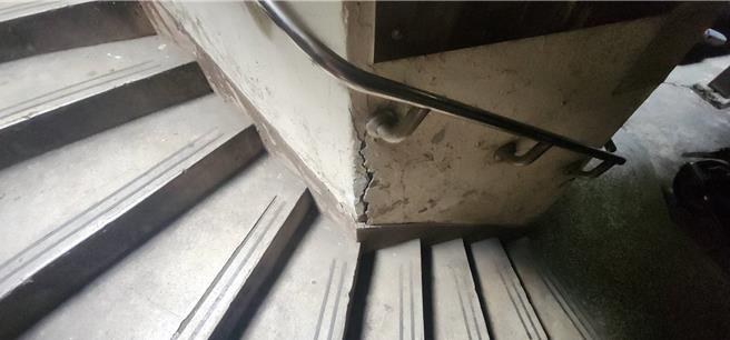 台北市万华区南机场整宅3日歷经强震后，出现楼梯断裂、墙壁破损、钢筋外露的情况，更有部分住宅出现家门无法开启的情况，建管处也于建筑外张贴「危楼」红单，并疏散当地居民。（黄敬文摄）