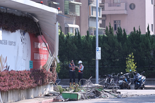 台湾东部海域3日发生芮氏规模7.2地震，北市大直附近建案的工地围栏和植栽崩塌。（罗永铭摄）
