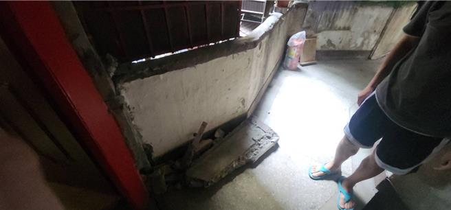 台北市萬華區中華路南機場整建住宅屋齡高達60年，震後出現樓梯斷裂、牆壁破損、鋼筋外露的情況，更有部分住宅出現家門無法開啟。（黃敬文攝）