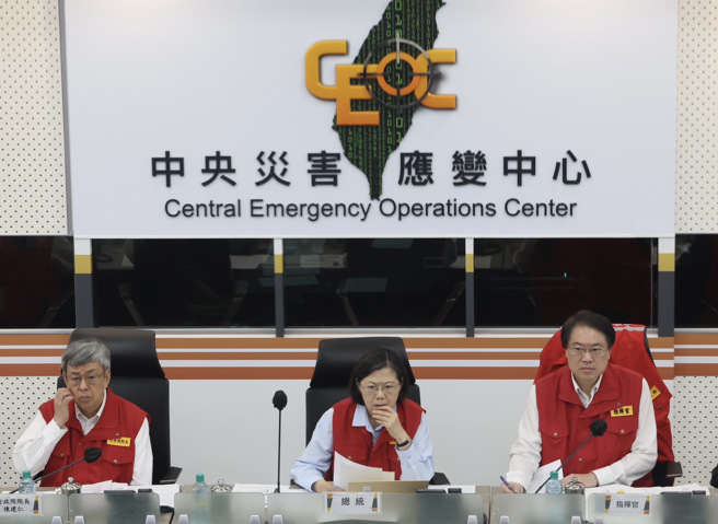 3日上午近8点在花莲发生地震，各地传出灾情，蔡英文总统（中）、行政院长陈建仁（左）、内政部长林右昌（右）前往中央灾害应变中心听取简报（陈俊吉摄）