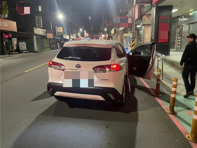 张姓男子因藏毒在车内，担心遭警方查获，竟驾车衝撞警车。（汐止警分局提供）