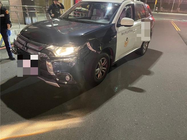 警车遭张男驾车衝撞，警员连开11枪反击。（汐止警分局提供）