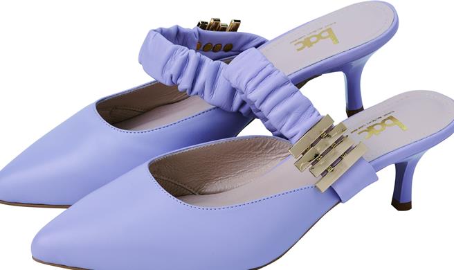 京站的bac「澎澎抓皺腳背帶高跟穆勒鞋」，原價5980元、特價1800元，約3折。（京站提供／朱世凱台北傳真）