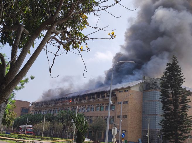 化学品震落引爆！东华大学理工实验室延烧7小时，浓烟骇人。（图 / 罗亦晽翻摄）