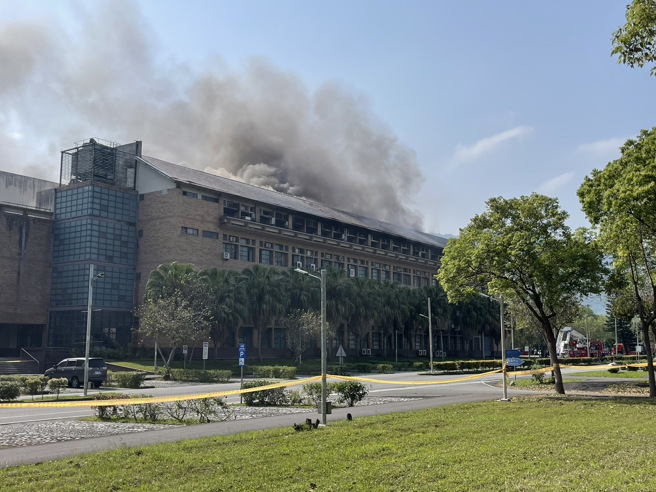 化学品震落引爆！东华大学理工实验室延烧7小时，浓烟骇人。（图 / 罗亦晽翻摄）