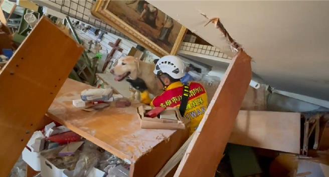 高雄市搜救队与搜救犬进入天王星大楼搜索。（翻摄照片／洪靖宜高雄传真）