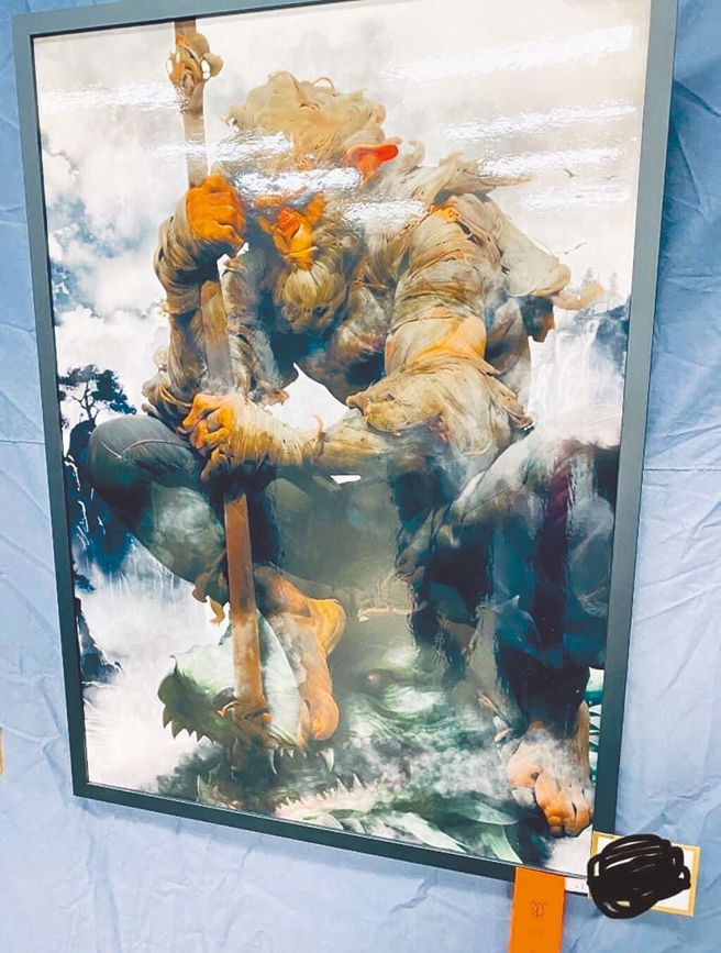新北市復兴商工师生美展选出《大闹龙宫》为学生首奖，但得奖学生坦承「创作过程错用AI辅助步骤」，教务处将取消第1名得奖资格。（网友陈多木提供／柯毓庭新北传真）