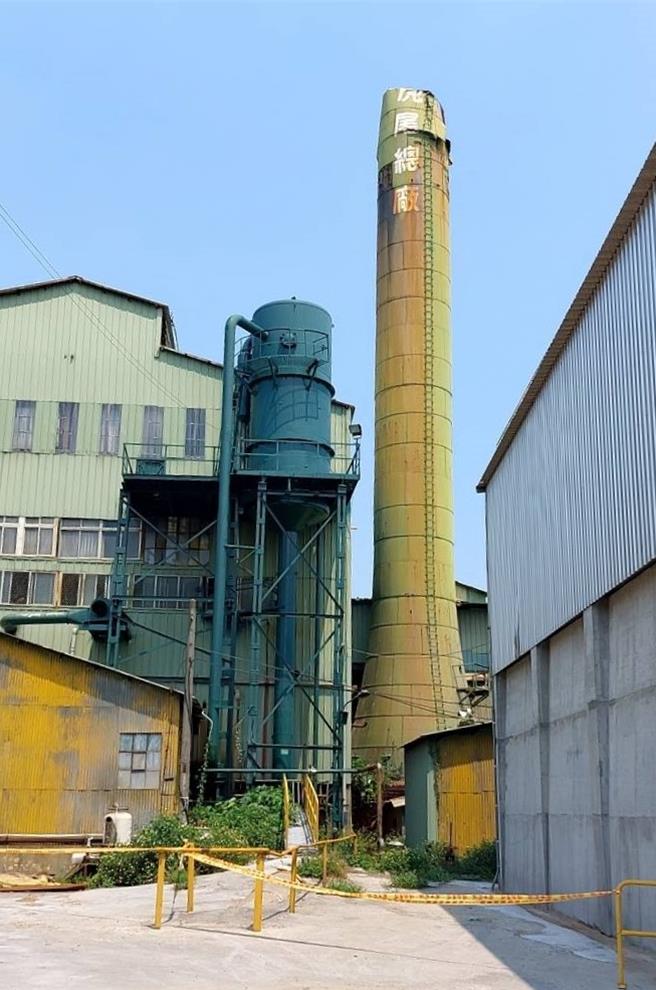 壽齡116年，台糖虎尾糖廠已停用的煙囪頂，今日頂不住7.2強震斷落，台糖指後續對內部進行安檢。(台糖提供)