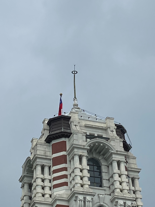 总统府也受灾！国旗杆险遭震倒「严重倾斜」，府方紧急抢修。(民眾提供)