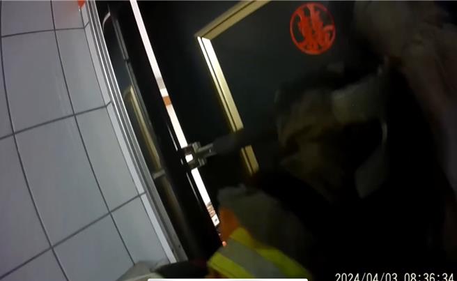 消防人员抵达后发现大门因倒塌橱柜无法开启，使用破坏器材将大门撑开。（八德消防分队提供）