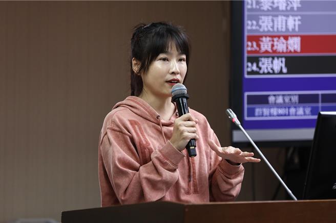 立法院衛環委員會今舉行「人工生殖法條文修正草案」公聽會，先天性無子宮患者、藝人黃瑜嫻（小嫻） 出席發言。（陳菁徽立委辦公室提供）