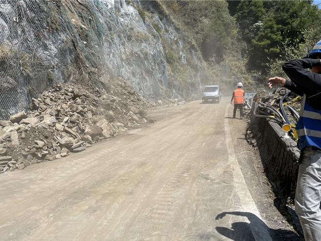 公路局派機具清理合歡山公路、台14甲23.4Ｋ坍方路段土石，中午12時40分開放單線雙向通行。（公路局提供／楊靜茹南投傳真）