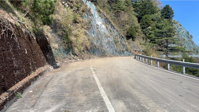 合歡山公路、台14甲23.4Ｋ坍方路段下午2時全線開放，不過台14甲線18K翠峰路段實施交管。（公路局提供／楊靜茹南投傳真）