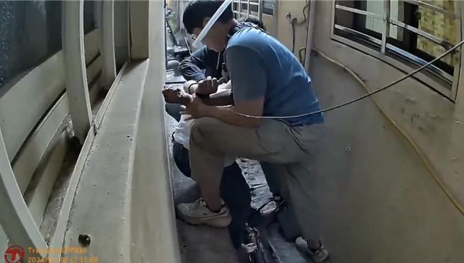 曾嫌四處逃竄，最後鑽進防火巷中狼狽遭逮。（翻攝照片／洪靖宜高雄傳真）