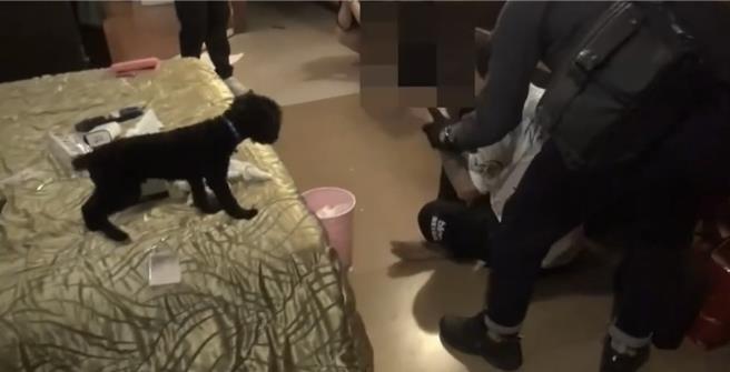 劉姓夫妻檔涉嫌販毒，警方於汽車旅館逮人。（翻攝照片／洪靖宜高雄傳真）