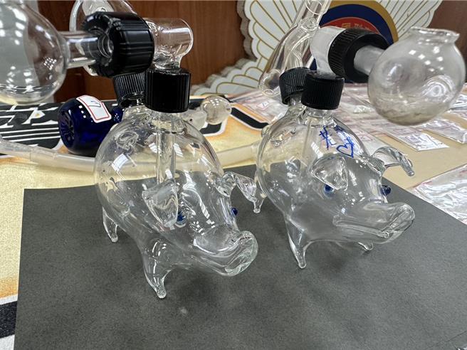 小豬造型的吸食器還寫上「老婆」。（翻攝照片／洪靖宜高雄傳真）