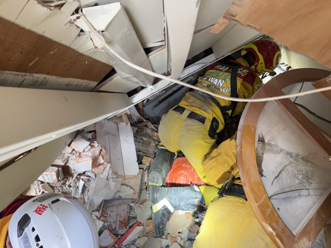 找到人了！搜救员寻获天王星大楼受困女 已无生命迹象。（翻摄照片／罗亦晽花莲传真）