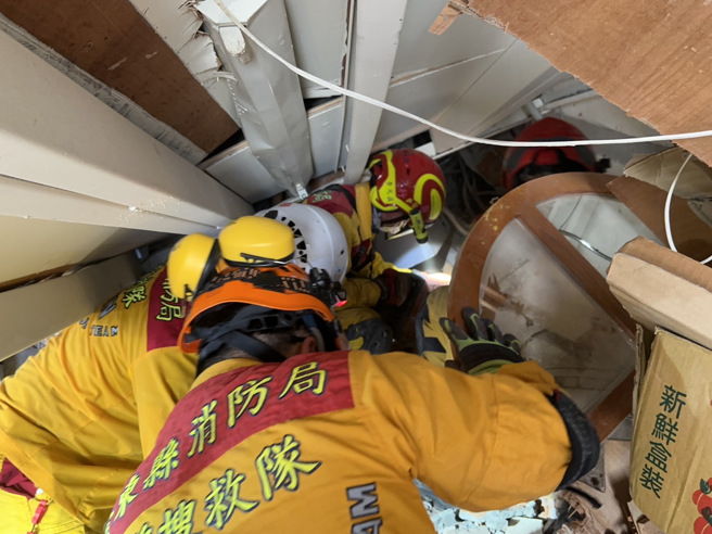 找到人了！搜救员寻获天王星大楼受困女 已无生命迹象。（翻摄照片／罗亦晽花莲传真）