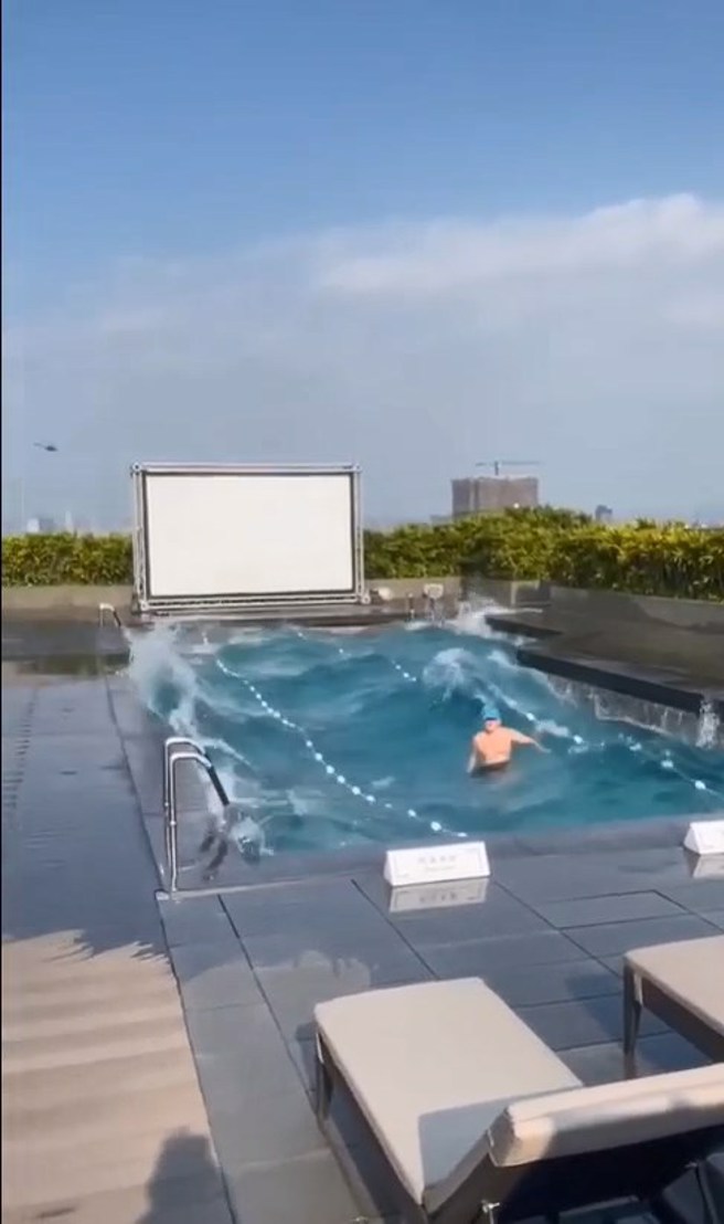 台北晶華酒店頂樓泳池，地震發生當時還有一名男子在泳池游泳。（翻攝爆料公社）