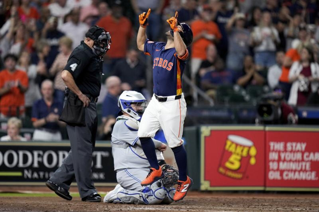 太空人Jose Altuve庆祝全垒打。（美联社）