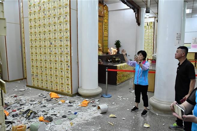 慈云山怀恩堂祖先骨灰瓮经强震后由高处掉落地面。（吉安乡公所提供／刘彦宜花莲传真）