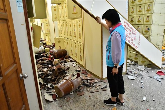 慈云山怀恩堂承担北区6乡镇的生命礼仪服务，经初步盘点后发现纳骨柜位灾损非常严重。（吉安乡公所提供／刘彦宜花莲传真）