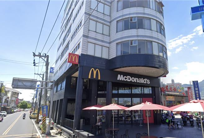 花莲吉安乡中华店的麦当劳因受到地震影响，店面被挤压变形。（翻摄自Google Map／朱世凯台北传真）