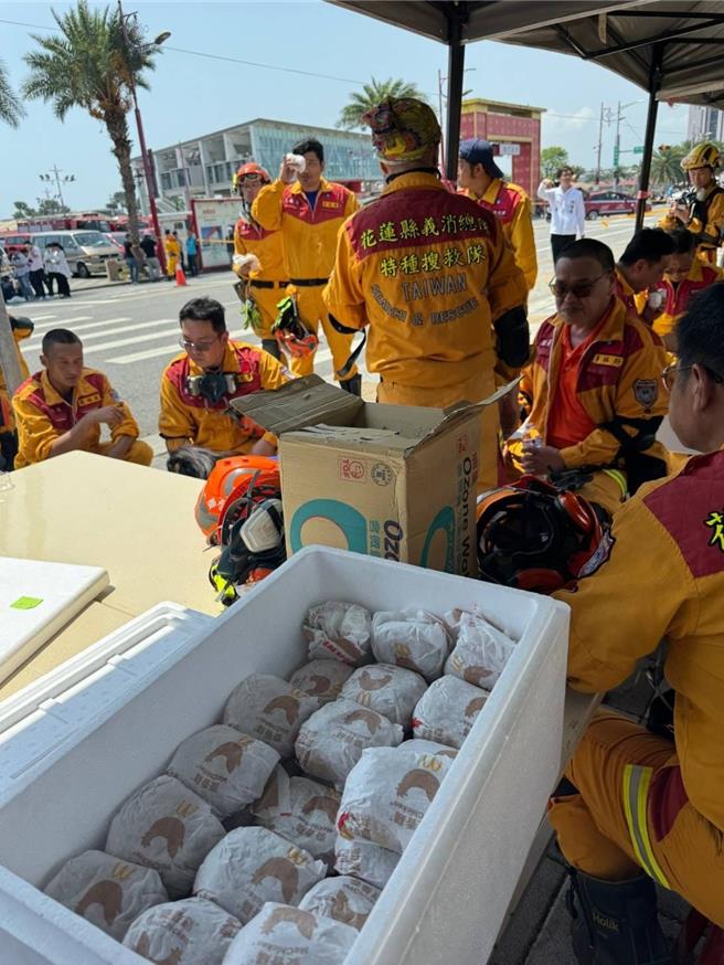 麦当劳花莲中正餐厅加盟主杨政道送餐给灾区人员，帮在地人加油打气。（麦当劳提供／朱世凯台北传真）