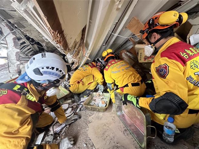 天王星大樓強震傾斜，康女受困大樓，消防人員找到人但「無回應」，正在開鑿破壞屋內救人。（消防局提供）