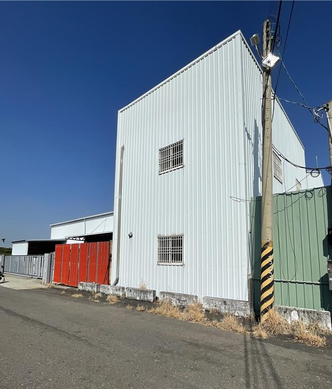 彰化分署昨日拍卖彰化县社头乡土地及厂房，第1拍底价为1600万元，吸引了12组人马进场竞标，最后以总价2620万9999元拍定，溢价1020万余元，可见其抢手程度。（彰化分署提供／叶静美彰化传真）