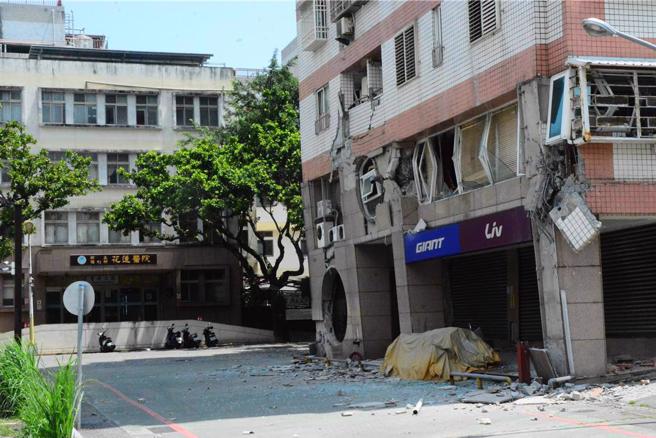 花莲遇强震灾情严重，图为统帅大厦受创。（王志伟摄）