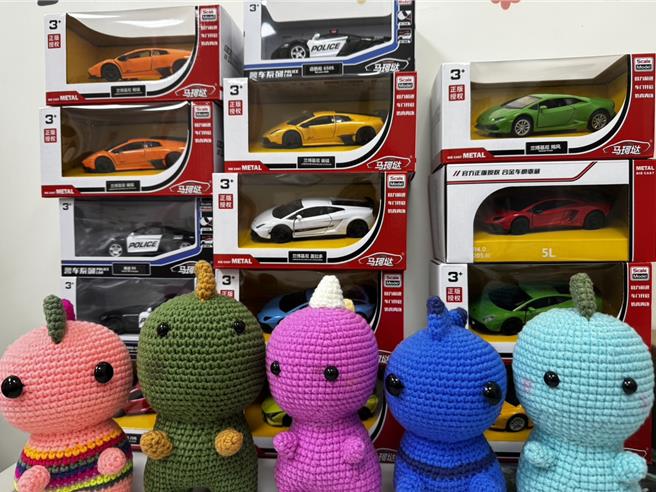 部苗儿童节关怀活动，由儿科医师和爱心癌友准备了精美玩具汽车和龙造型编织娃娃分送病童。（部苗提供／李京升苗栗传真）