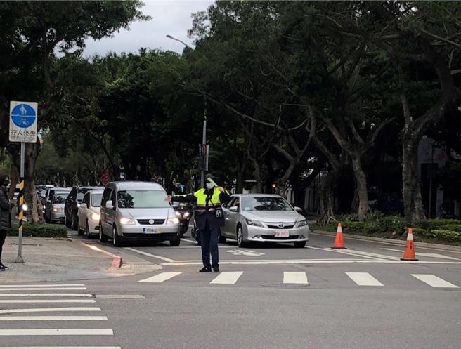 台北市警局交通大隊針對忠孝西路、中山北路口等100處重要路口，要求各分局派員提前於下午4時到崗，其餘路口原則下午4時30分到崗。（台北市警局交通大隊提供／劉彥宜台北傳真）